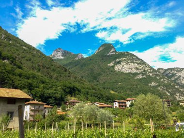 Kuzey İtalya, Arco yakınlarındaki Garda Gölü 'ndeki dağlarda panormaik manzara