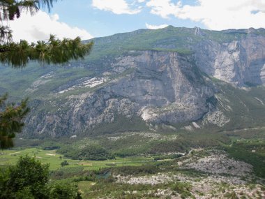 Kuzey İtalya, Arco yakınlarındaki Garda Gölü 'ndeki dağlarda panormaik manzara
