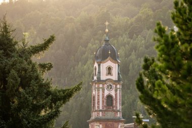 Mitenwald, Bavyera, Almanya 'daki Katolik Kilisesi Aziz Peter ve Paul Kulesi' nin manzarası
