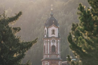 Mitenwald, Bavyera, Almanya 'daki Katolik Kilisesi Aziz Peter ve Paul Kulesi' nin manzarası