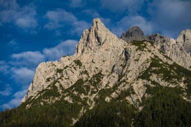 Almanya, Bayern-Bavyera, Mittenwald. Karwendel Dağları ile Alp Kasabası