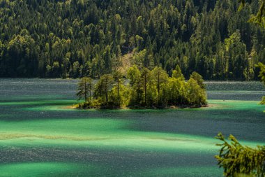 Eibsee 'deki güzel ada Zugspitze Dağı, Bavyera, Almanya