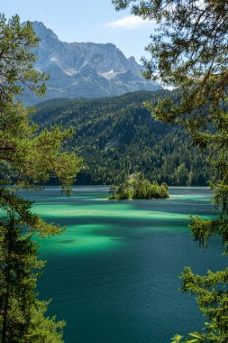 Zugspitze dağının manzarası ve Bavyera, Almanya 'daki Eibsee