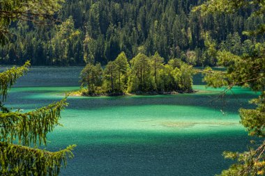 Eibsee 'deki güzel ada Zugspitze Dağı, Bavyera, Almanya