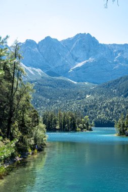 Zugspitze dağının manzarası ve Bavyera, Almanya 'daki Eibsee
