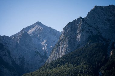 Zugspitze dağının manzarası ve Bavyera, Almanya 'daki Eibsee
