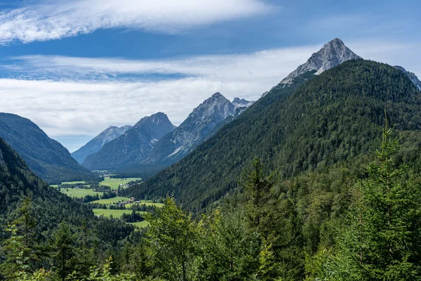 夏天从Ederkanzel宾馆到Wetterstein山和Leutasch谷的景色 — 图库照片