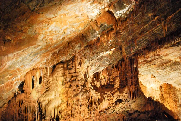 Stalaktiter Och Stalagmiter Grottan Grandes Canalettes Frankrike Pyrenéerna Orientales Villefranche — Stockfoto