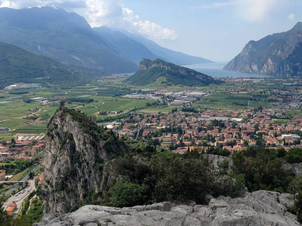 Monte Colodri, İtalya 'nın Dağ Tepesi' nden Riva del Garda 'nın panoramik görüntüsü