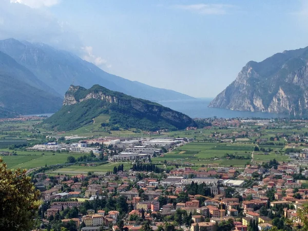 Kuzey İtalya, Arco yakınlarındaki Garda Gölü 'ndeki dağlarda panormaik manzara