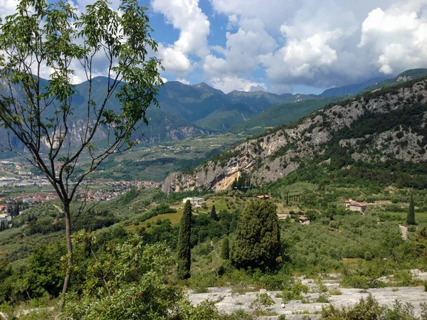 Kuzey İtalya, Arco yakınlarındaki Garda Gölü 'ndeki dağlarda panormaik manzara