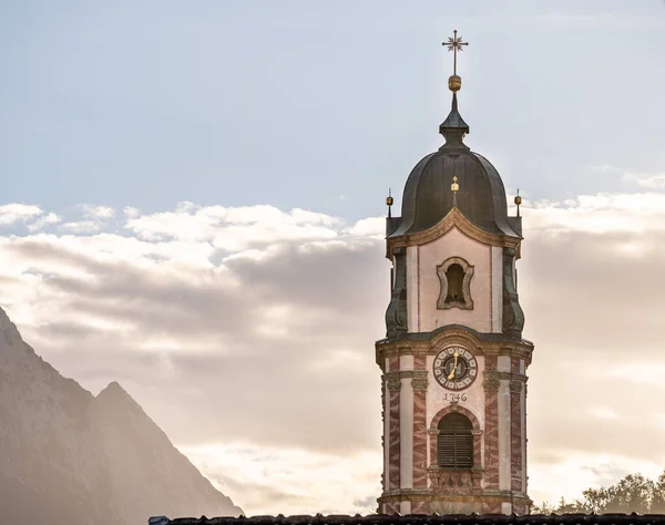Mitenwald, Bavyera, Almanya 'daki Katolik Kilisesi Aziz Peter ve Paul Kulesi' nin manzarası