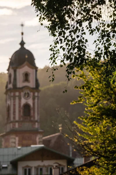 มมองบนหอคอยของน เตอร และพอลโบสถ คาทอล กใน Mittenwald Bavaria เยอรม — ภาพถ่ายสต็อก