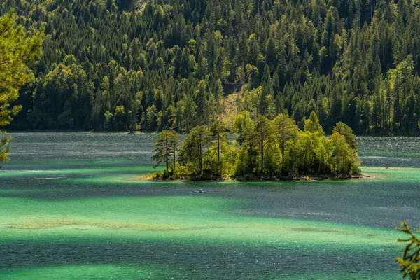 Eibsee 'deki güzel ada Zugspitze Dağı, Bavyera, Almanya