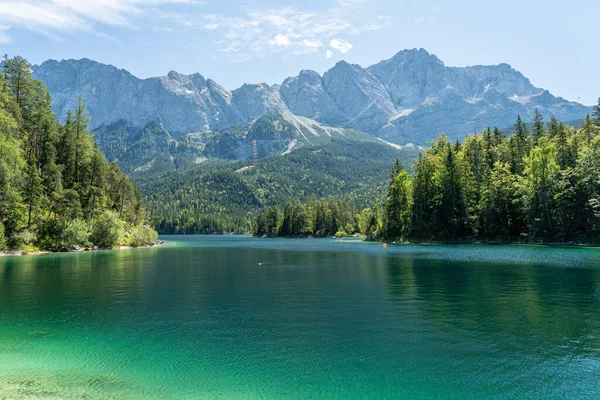 Zugspitze dağının manzarası ve Bavyera, Almanya 'daki Eibsee