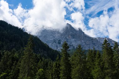 Yaz mevsiminde ederkanzel misafir restoranından Wetterstein Dağları ve Leutasch Vadisi manzarası