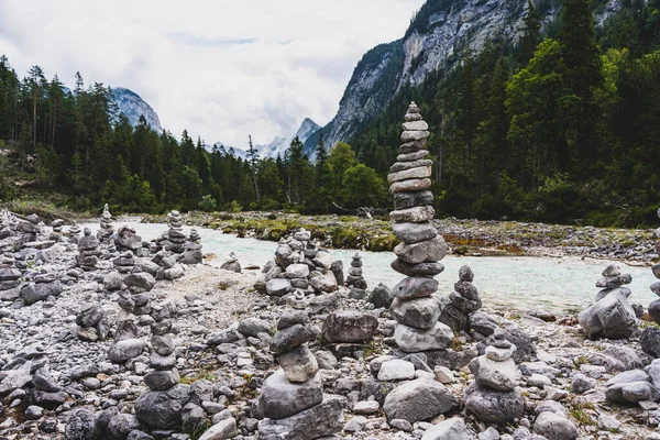 isar Nehri 'nin manzarası ve Scharnitz, Avusturya' daki isar kökenli dağların manzarası