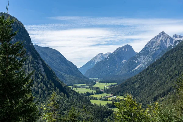 Vista Sobre Montanhas Wetterstein Vale Leutasch Uma Montanha Próxima Verão — Fotografia de Stock