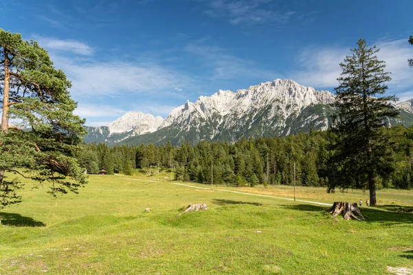 Vista Sobre Montanhas Karwendel Alemanha Bayern Baviera Perto Cidade Alpina — Fotografia de Stock