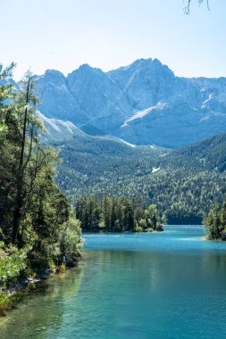 Zugspitze dağının manzarası ve Bavyera, Almanya 'daki Eibsee