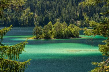 Eibsee 'deki güzel ada Zugspitze Dağı, Bavyera, Almanya
