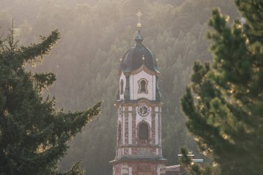Mitenwald, Bavyera, Almanya 'daki Katolik Kilisesi Aziz Peter ve Paul Kulesi' nin manzarası