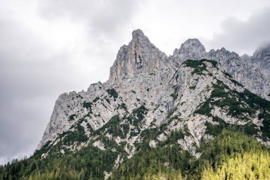 Almanya, Bayern-Bavyera, Mittenwald. Karwendel Dağları ile Alp Kasabası