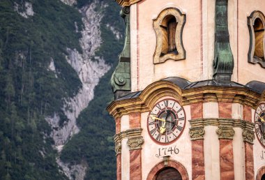 Mitenwald, Bavyera, Almanya 'daki Katolik Kilisesi Aziz Peter ve Paul Kulesi' nin manzarası