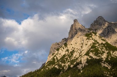 Almanya, Bayern-Bavyera, Mittenwald. Karwendel Dağları ile Alp Kasabası