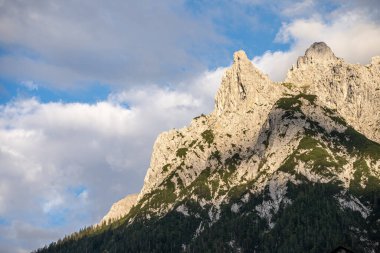 Almanya, Bayern-Bavyera, Mittenwald. Karwendel Dağları ile Alp Kasabası