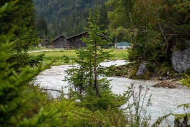 isar Nehri 'nin manzarası ve Scharnitz, Avusturya' daki isar kökenli dağların manzarası