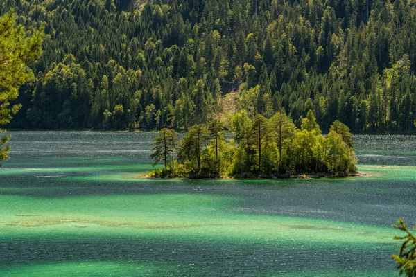 Eibsee 'deki güzel ada Zugspitze Dağı, Bavyera, Almanya