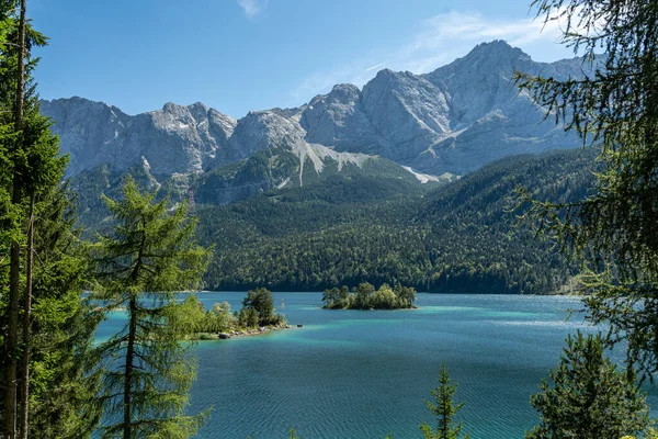 Zugspitze dağının manzarası ve Bavyera, Almanya 'daki Eibsee