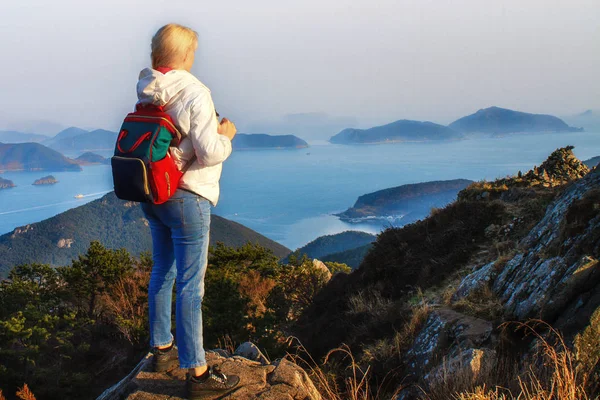 Ağır sırt çantası ile dağlar seyahat Lifestyle Wanderlust macera kavramı tatil