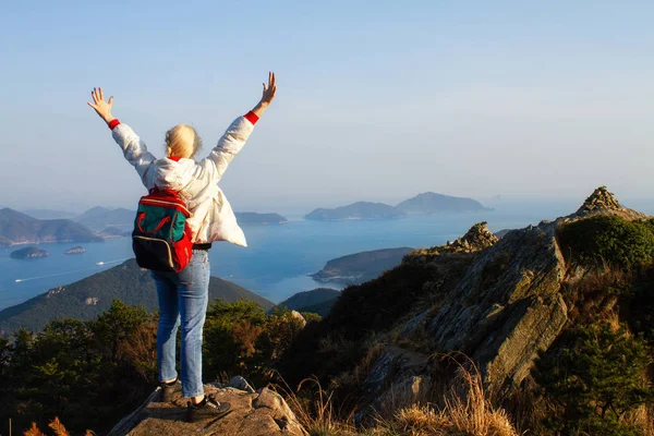 Ağır sırt çantası ile dağlar seyahat Lifestyle Wanderlust macera kavramı tatil