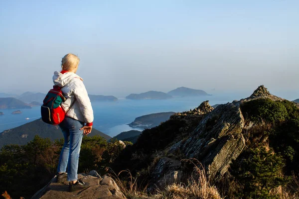 Ağır sırt çantası ile dağlar seyahat Lifestyle Wanderlust macera kavramı tatil