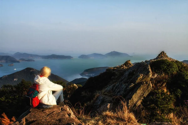 Ağır sırt çantası ile dağlar seyahat Lifestyle Wanderlust macera kavramı tatil