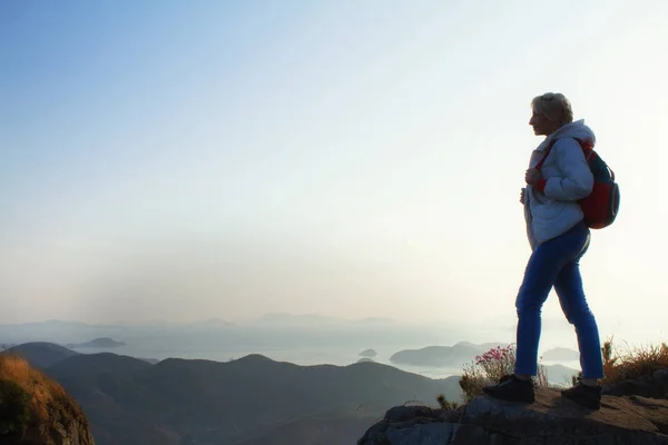 Ağır sırt çantası ile dağlar seyahat Lifestyle Wanderlust macera kavramı tatil