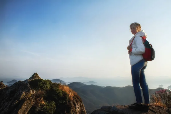 Ağır sırt çantası ile dağlar seyahat Lifestyle Wanderlust macera kavramı tatil