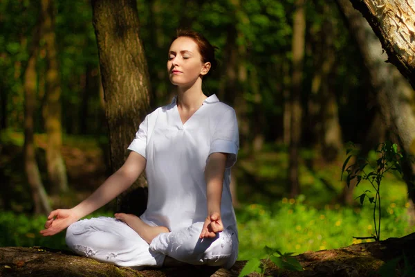 Güzel kız huzurlu doğa atmosferinde yoga uygulamaları