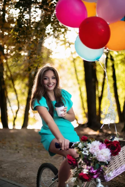bisiklet ve balonlar ve coffe ile güzel moda kız
