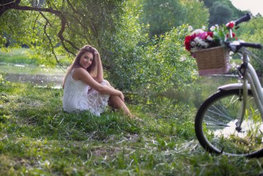 Nehir sahilinde oturan kız