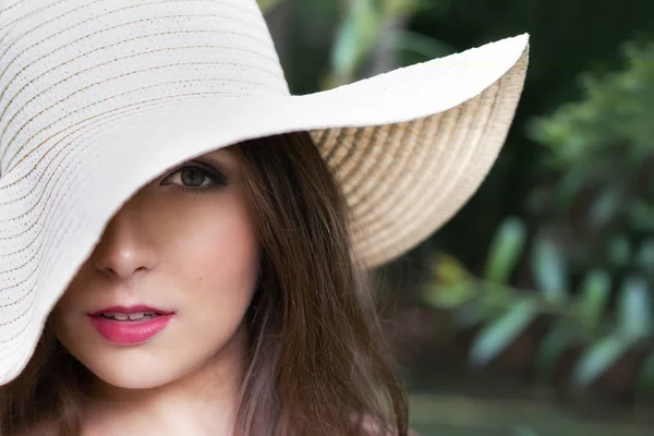 Bir portre şapka güzel moda kız