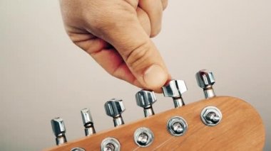 Elektro Gitar akorları, Closeup ayarlama gitarist