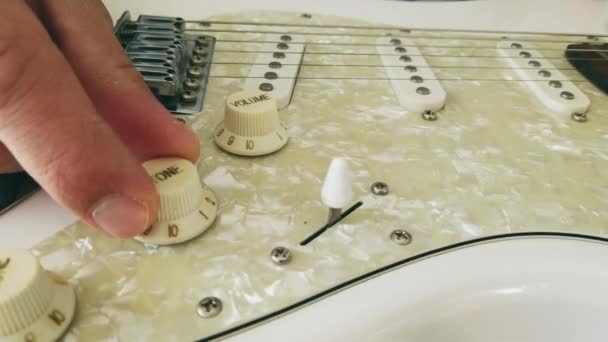 Close Van Hand Van Gitarist Toon Volume Besturingselementen Een Elektrische — Stockvideo