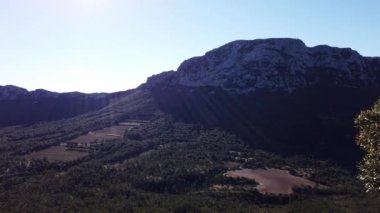 Pic Saint Loup, Kuzey yüz, kış görünümü Hérault, Occitanie, Chateau de Vivioures