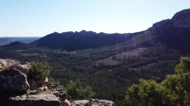 Pic Saint Loup, Kuzey yüz, kış görünümü Hérault, Occitanie, Chateau de Vivioures
