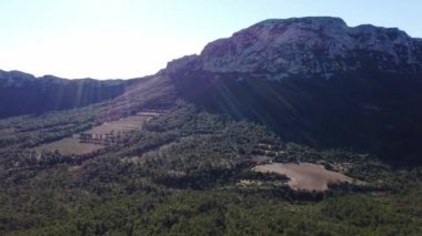 Pic Saint Loup, Kuzey yüz, kış görünümü Hérault, Occitanie, Chateau de Vivioures