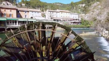 Provence, Fransa ile nehir Fontaine-De-Vaucluse, küçük köy. Yaz tatili, Fransız doğa, su çarkı manzara