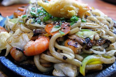 Bir tabak karides ile tempanyaki